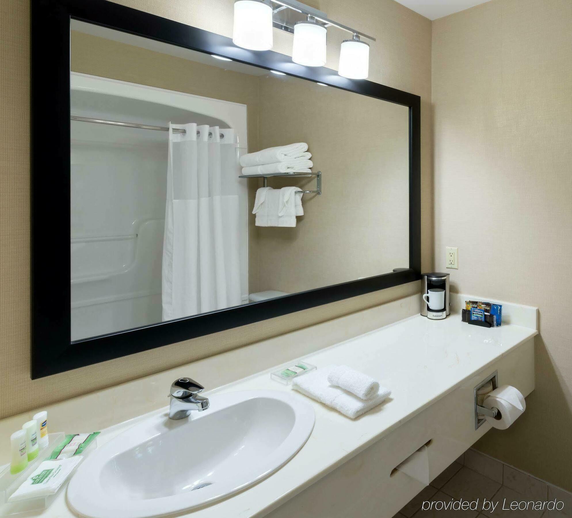 Quality Inn & Suites Оквилль Экстерьер фото